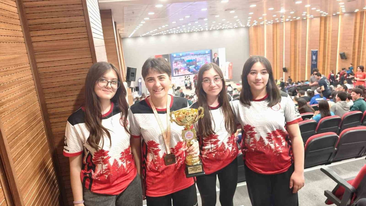 KÜTAHYA’NIN SPORCU FABRİKASI PAZARLAR SPOR LİSESİ, BAŞARILARINA BİR YENİSİNİ DAHA EKLEDİ. OKULUN...