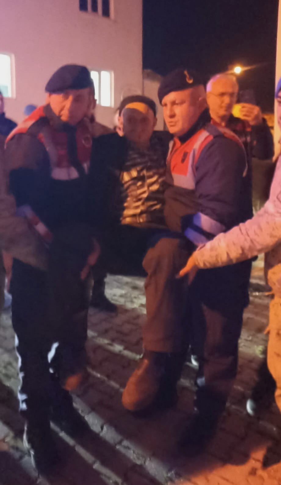 KÜTAHYALI KAYIP ŞAHIS, 8 KİLOMETRE UZAKTA SAĞ OLARAK BULUNDU