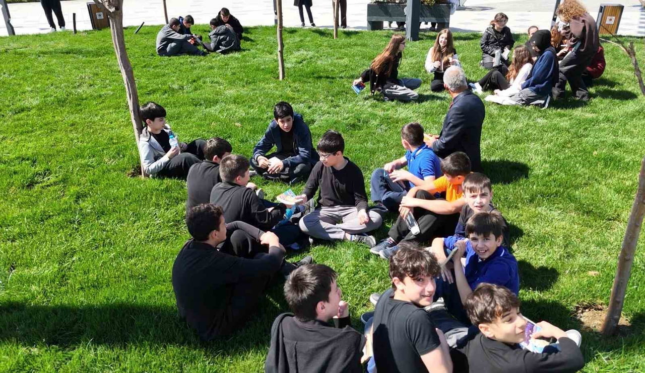 KÜTÜPHANE HAFTASI KAPSAMINDA DÜZENLENEN ETKİNLİKTE ÖĞRENCİLER İSTİKLAL MEYDANI’NDA BİR ARAYA...