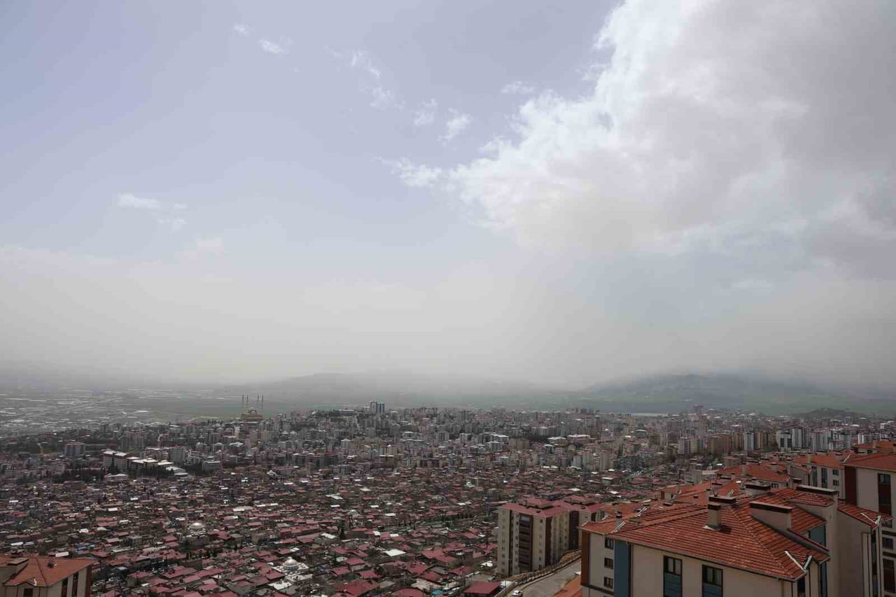 KUZEY AFRİKA VE SURİYE ÜZERİNDEN GELEN TOZ BULUTLARI KAHRAMANMARAŞ'TA ETKİSİNİ GÖSTERDİ.