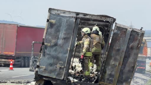 Kuzey Marmara Otoyolu Çatalca istikametinde seyir halindeki bir tırda henüz belirlenemeyen nedenle...
