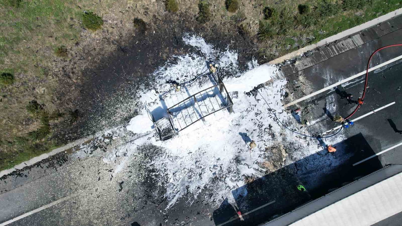 KUZEY MARMARA OTOYOLU’NDA SEYİR HALİNDEKİ KÖPÜK SPREY YÜKLÜ KAMYON, HENÜZ BİLİNMEYEN BİR NEDENLE...