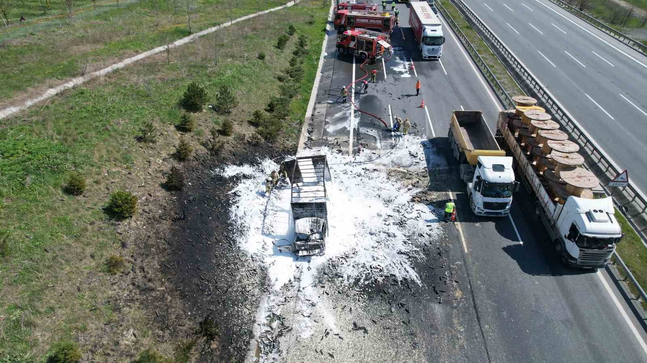 KUZEY MARMARA OTOYOLU’NDA SEYİR HALİNDEKİ KÖPÜK SPREY YÜKLÜ KAMYON, HENÜZ BİLİNMEYEN BİR NEDENLE...