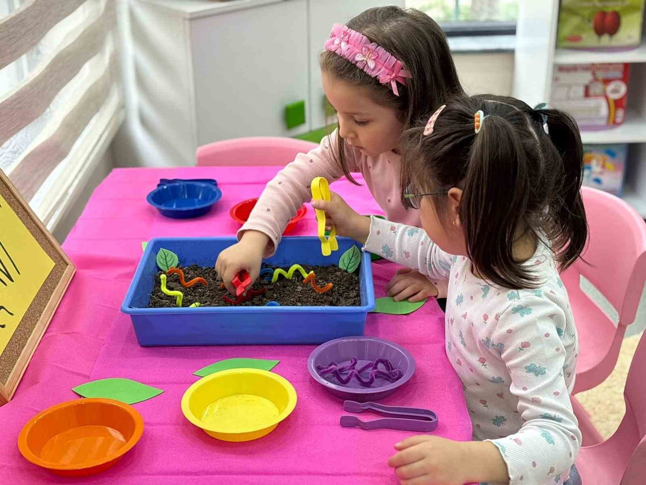LALE KREŞİ ÖĞRENCİLERİ RENGARENK ÇİÇEKLER TOPLADI, ÇEŞİTLİ BOYAMALAR YAPTI.