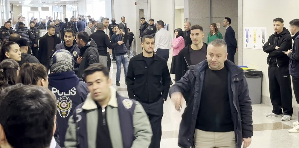 LEVENT MERCAN VE MERT MÜLDÜR DESTEK İÇİN ADLİYEYE GELDİ.