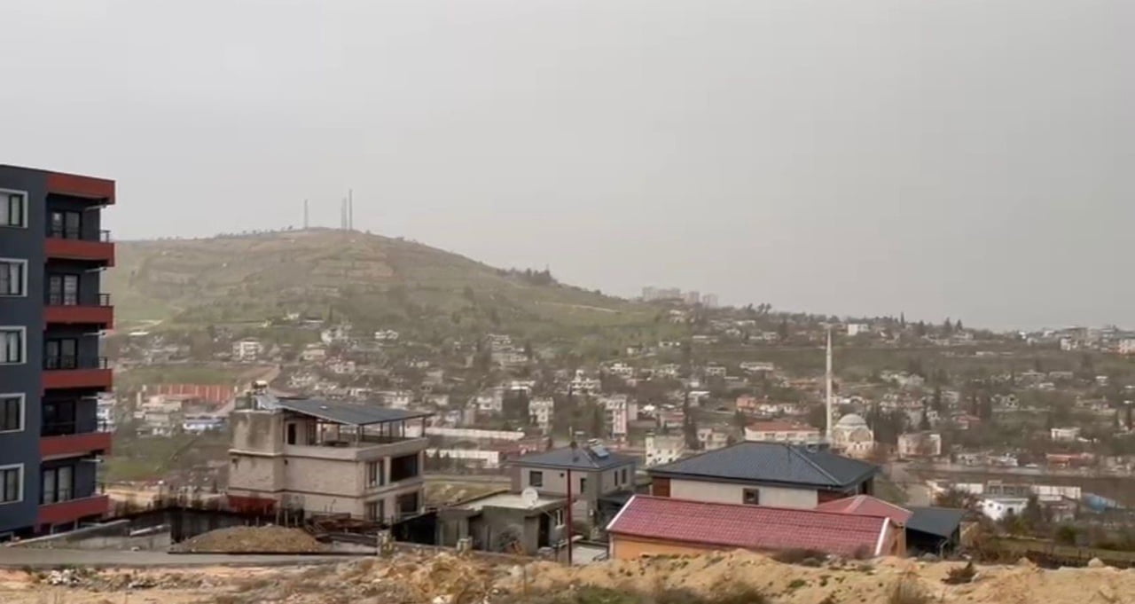 LİBYA ÜZERİNDEN GELEN TOZ TAŞINIMI, ADIYAMAN’IN BESNİ İLÇESİNDE DE ETKİSİNİ GÖSTERDİ.