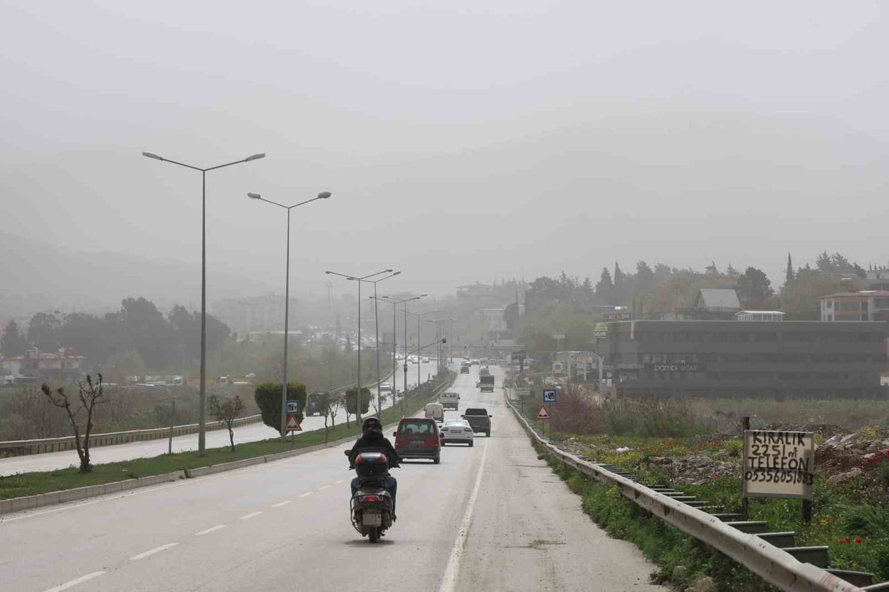 LİBYA ÜZERİNDEN KUVVETLİ RÜZGARLA BİRLİKTE TÜRKİYE'YE GİRİŞ YAPAN ÇÖL TOZU ÜLKENİN EN GÜNEYİNDE...