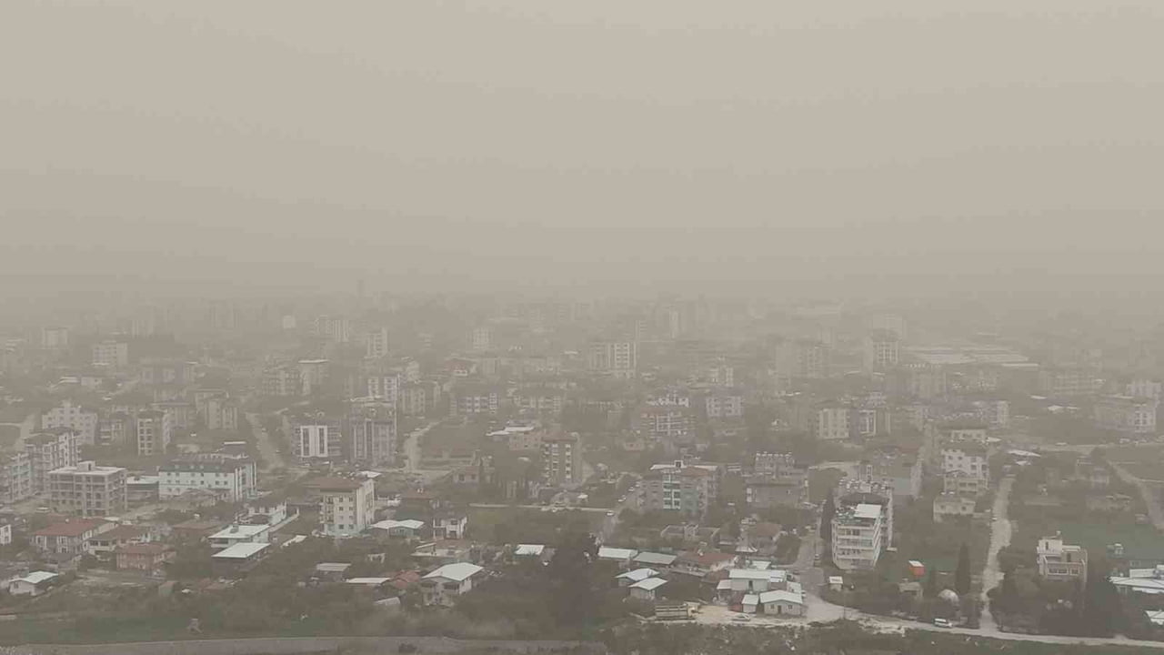 LİBYA ÜZERİNDEN KUVVETLİ RÜZGARLA BİRLİKTE TÜRKİYE'YE GİRİŞ YAPAN TOZ FIRTINASI ÜLKENİN EN...