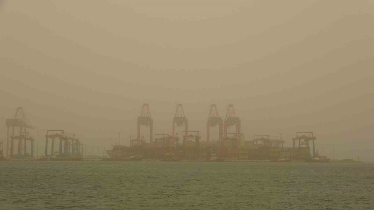 LİBYA ÜZERİNDEN KUVVETLİ RÜZGARLA BİRLİKTE TÜRKİYE’YE GİRİŞ YAPAN TOZ TAŞINIMI MERSİN VE...