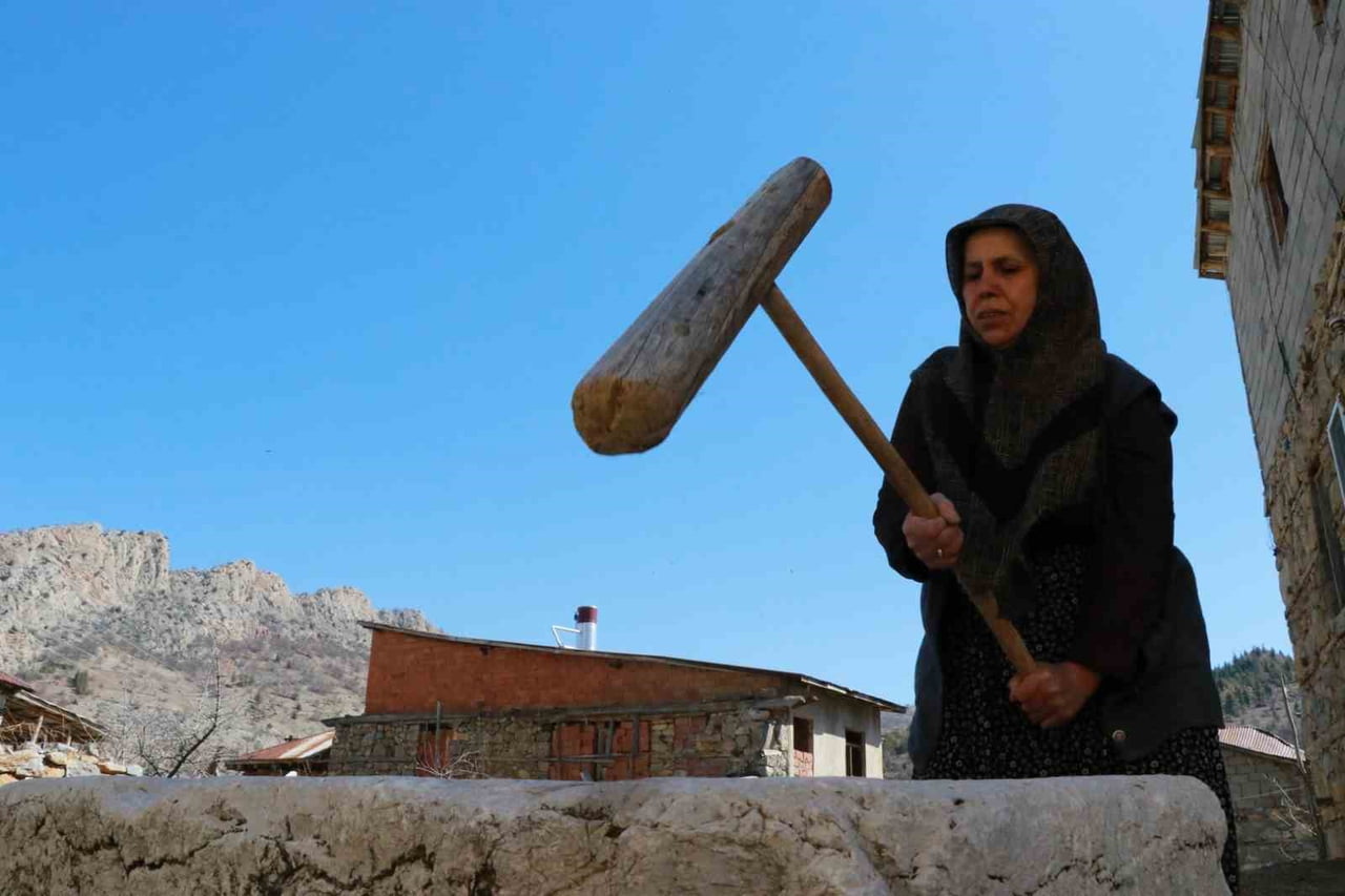 MAHALLE SAKİNLERİNDEN 62 YAŞINDAKİ MERYEM SEVİNÇ, DİBEKLE ÇOCUKLUĞUNDAN BU YANA İÇ İÇE OLDUĞUNU...