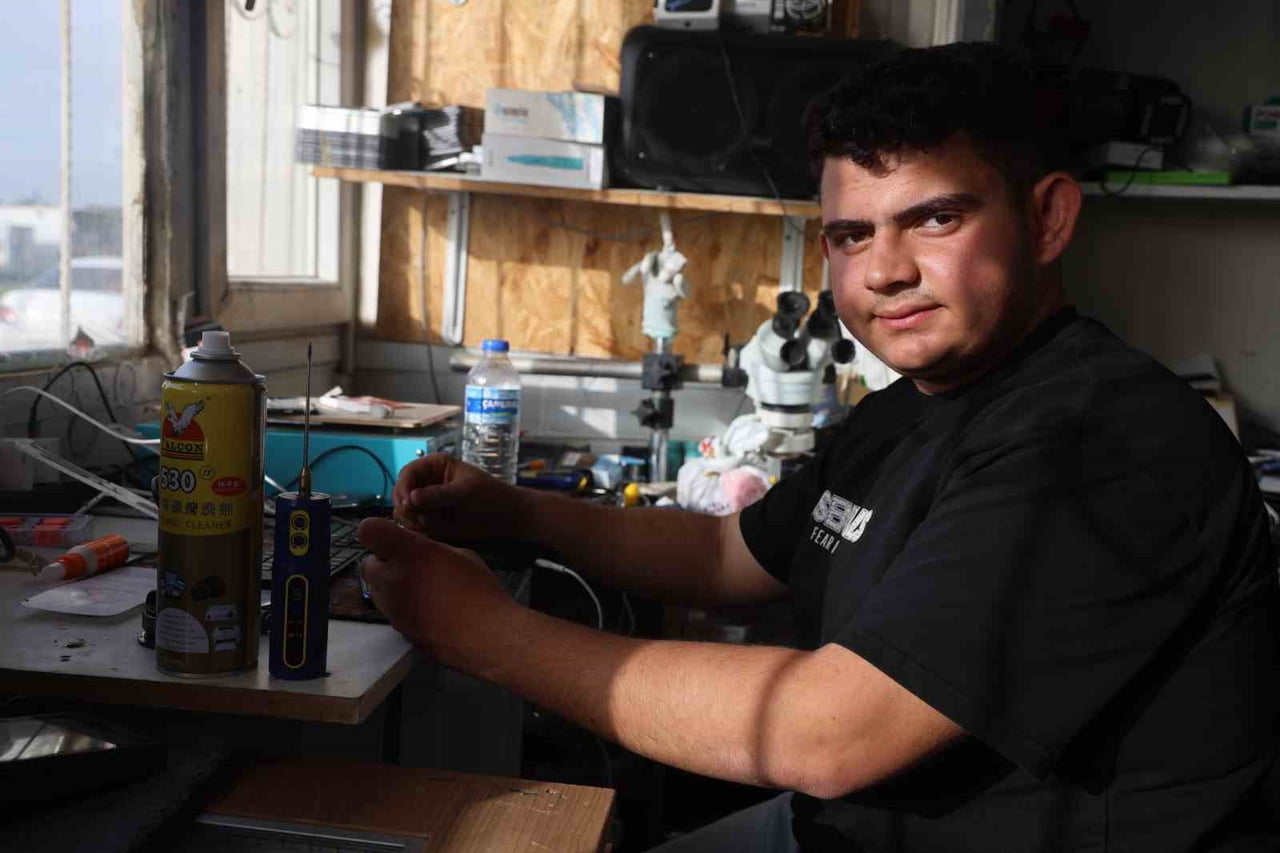 MAHALLEDE TELEFONCU DÜKKANI BULUNAN 16 YAŞINDAKİ MERT USLU