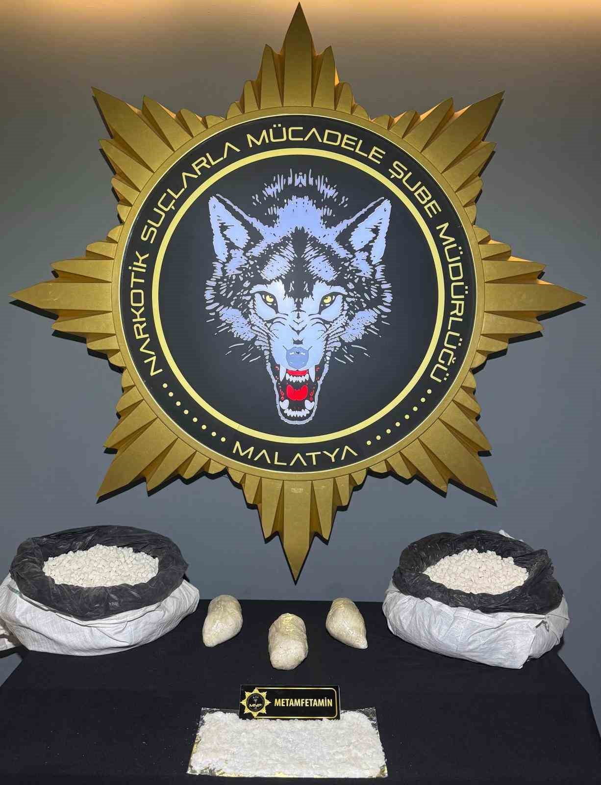 MALATYA'DA DURDURULAN ARAÇTA ŞEKER ÇUVALLARI İÇERİSİNE GİZLENMİŞ 3 KİLO 30 GRAM METAMFETAMİN ELE...