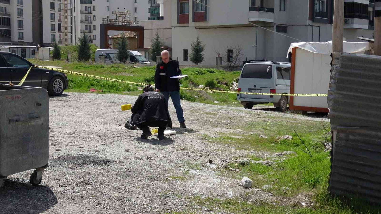 MALATYA'DA İKİ GRUP ÖĞRENCİ ARASINDA ÇIKAN BIÇAKLI KAVGADA 5 KİŞİ YARALANDI.