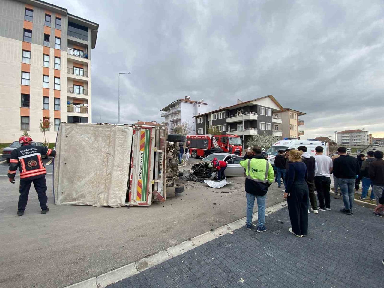 MALATYA'DA KAMYONET İLE OTOMOBİL ÇARPIŞTI: 2 YARALI