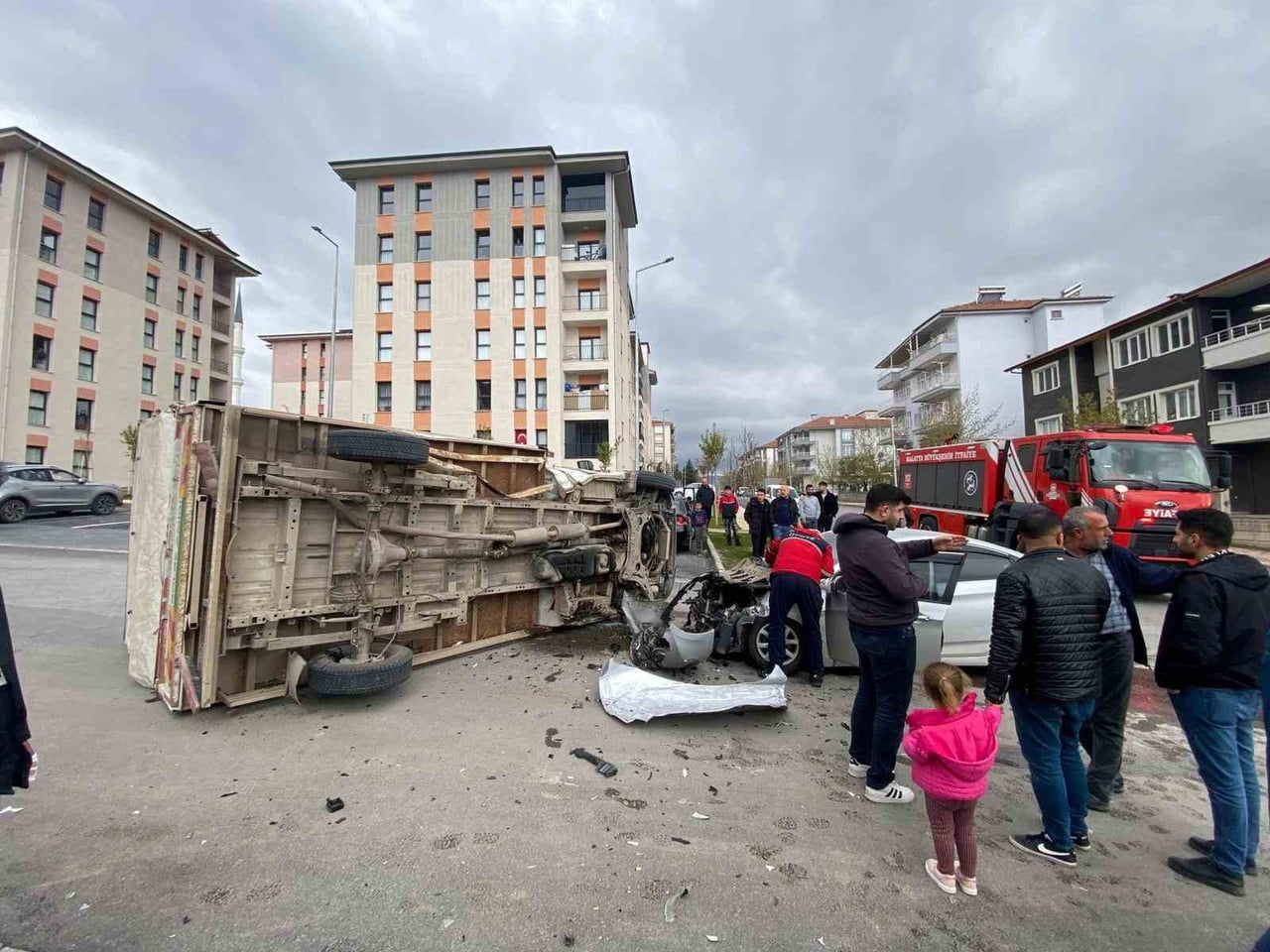 MALATYA'DA KAMYONET İLE OTOMOBİL ÇARPIŞTI: 2 YARALI