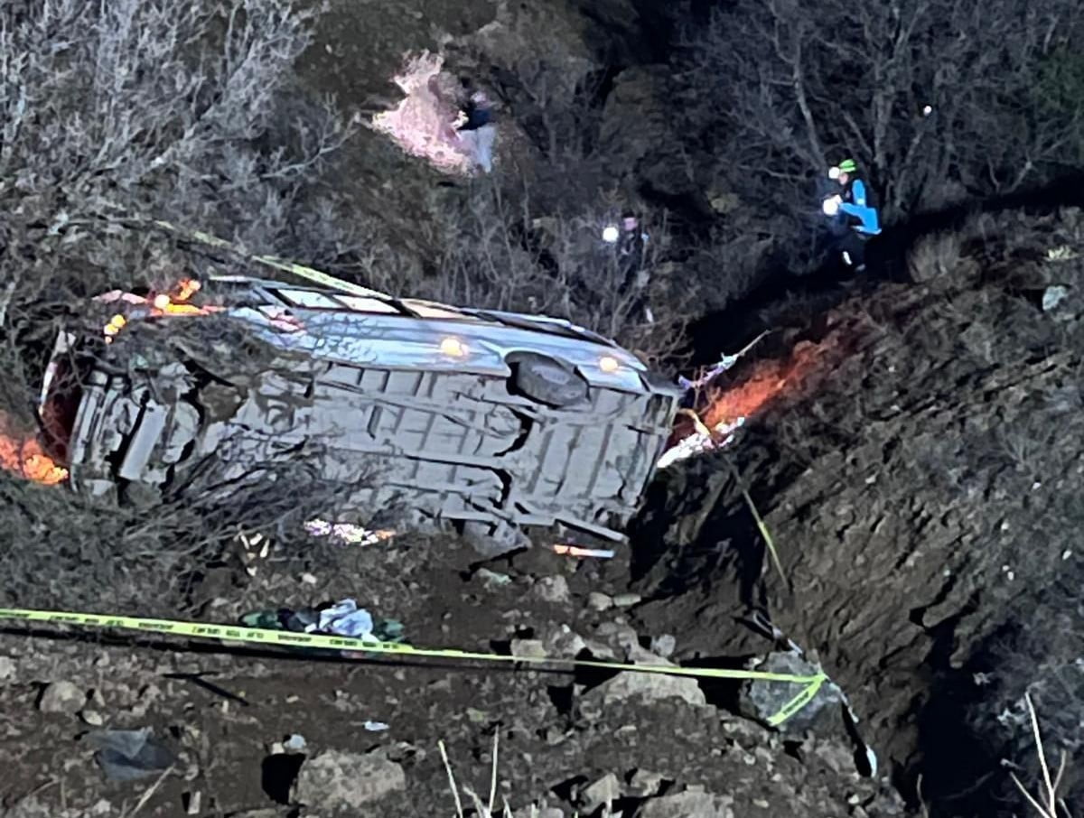 MALATYA'DA KONTROLDEN ÇIKAN İŞÇİ SERVİSİNİN ŞARAMPOLE YUVARLANDIĞI KAZADA 2 KİŞİ HAYATINI...