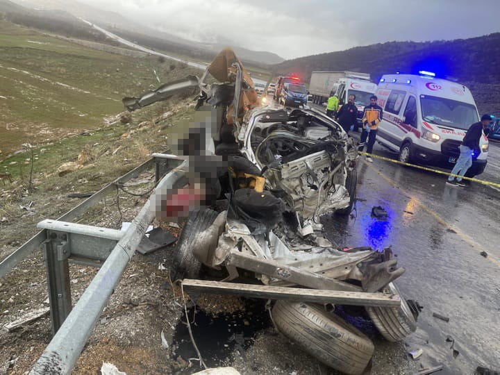 MALATYA'DA TIR İLE OTOMOBİLİN KAFA KAFAYA ÇARPIŞTIĞI KAZADA 3 KİŞİ HAYATINI KAYBETTİ, 1 KİŞİ...