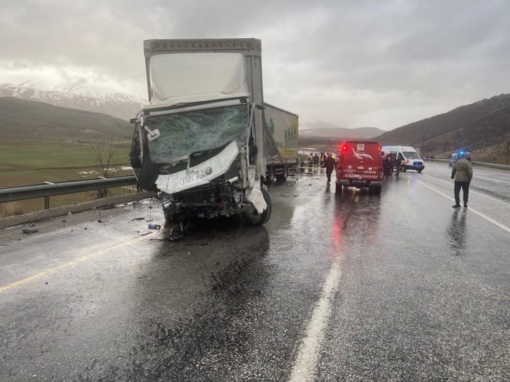 MALATYA'DA TIR İLE OTOMOBİLİN KAFA KAFAYA ÇARPIŞTIĞI TRAFİK KAZASINDA HAYATINI KAYBEDENLERİN...