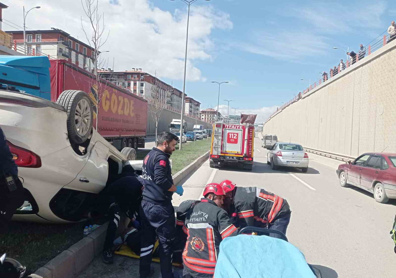 MALATYA’DA ALTGEÇİTTE İKİ ARACIN KARIŞTIĞI TRAFİK KAZASINDA 2 KİŞİ YARALANDI.