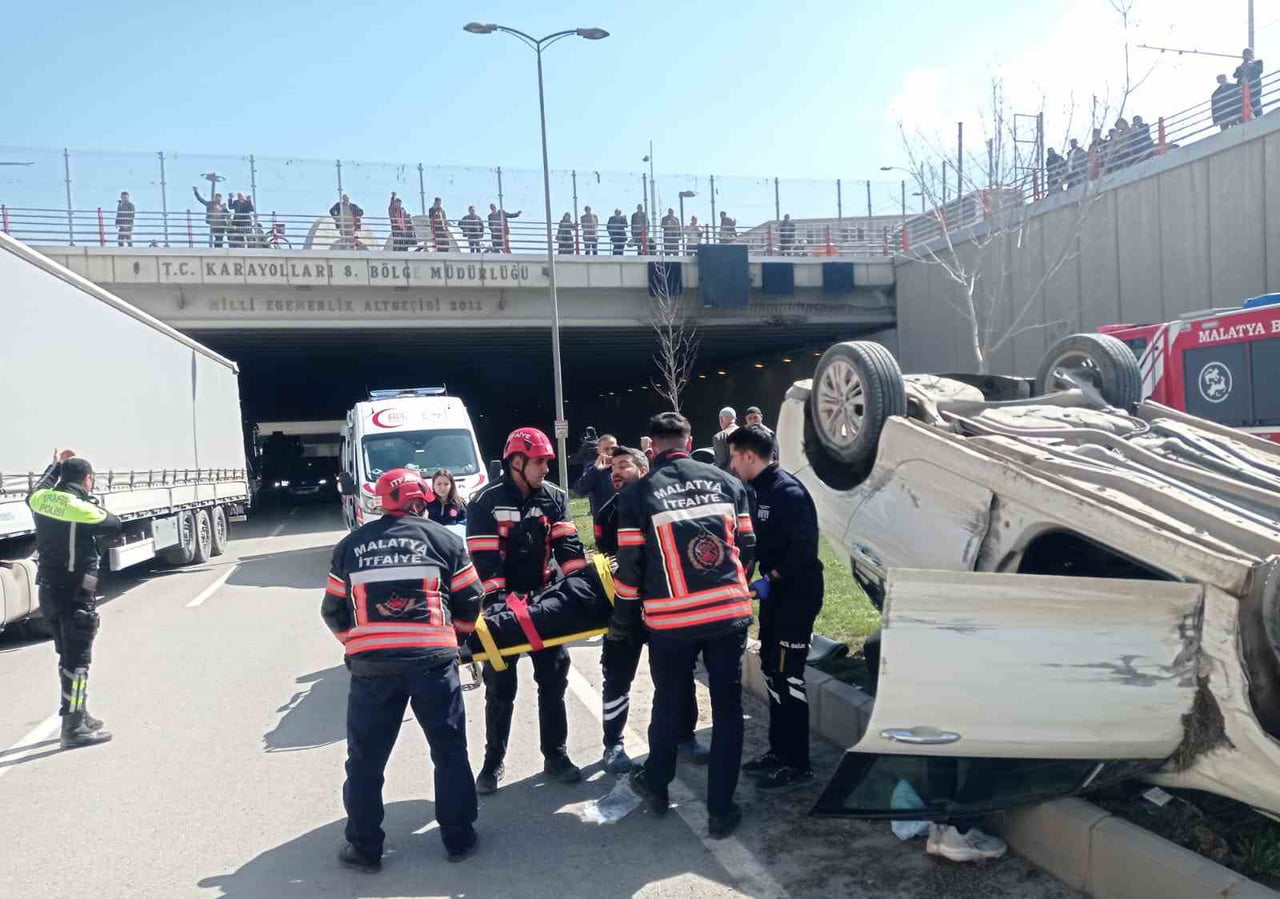 MALATYA’DA ALTGEÇİTTE İKİ ARACIN KARIŞTIĞI TRAFİK KAZASINDA 2 KİŞİ YARALANDI.