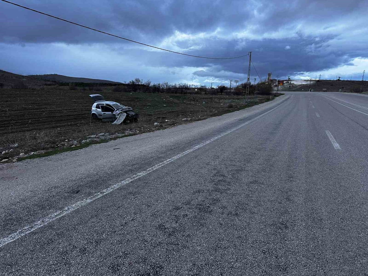 MALATYA’DA AYDINLATMA DİREĞİNE ÇARPAN ARAÇ TAKLA ATTI: 3 YARALI