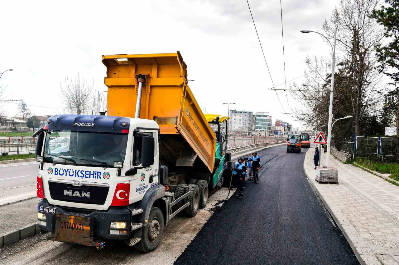 MALATYA’DA ÇEVRE YOLU YAN YOLLARI YENİLENİYOR