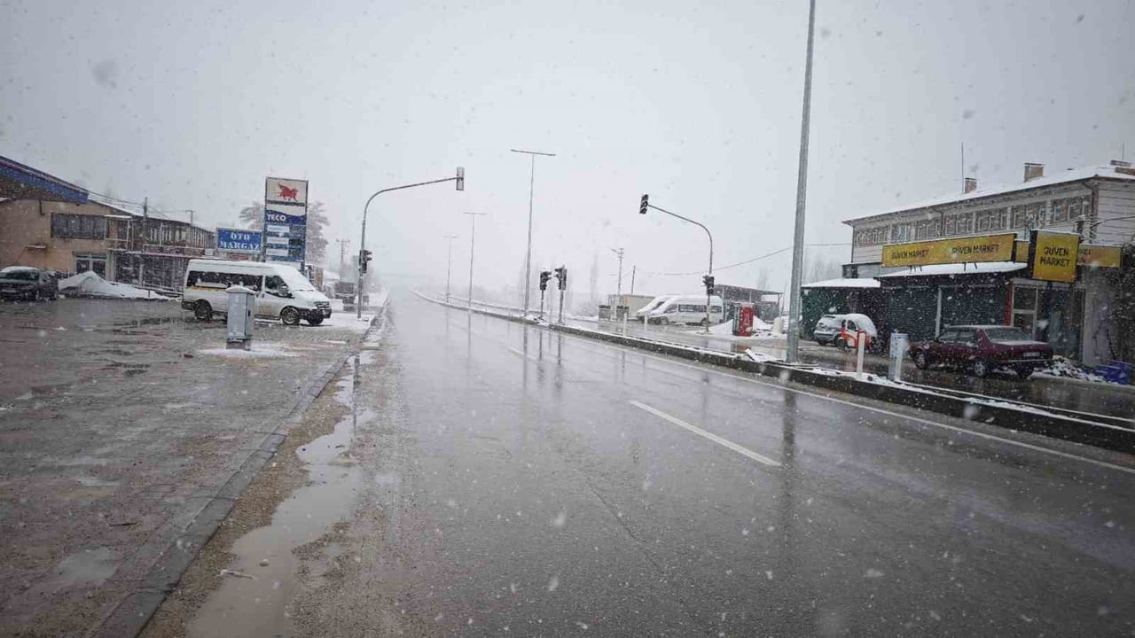 MALATYA’DA KAR YAĞIŞI ETKİSİNİ ARTIRDI