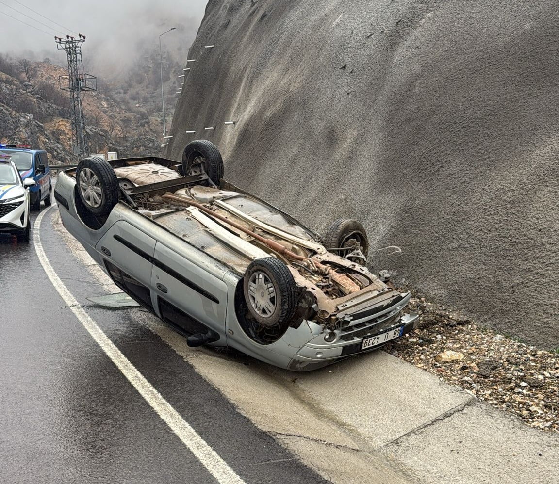 MALATYA’DA SÜRÜCÜSÜNÜN KONTROLÜNDEN ÇIKAN OTOMOBİL DEVRİLEREK TERS DÖNDÜ. KAZADA 5 KİŞİ...