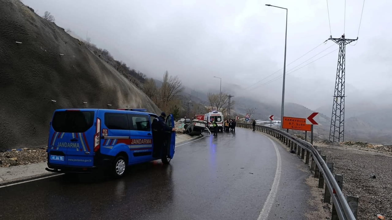 MALATYA’DA SÜRÜCÜSÜNÜN KONTROLÜNDEN ÇIKAN OTOMOBİL DEVRİLEREK TERS DÖNDÜ. KAZADA 5 KİŞİ...