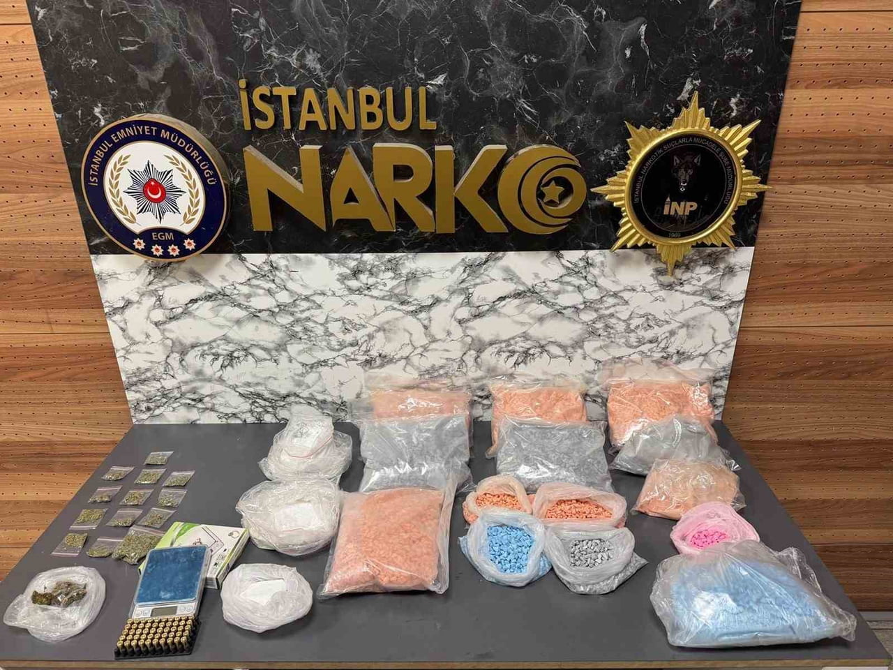 MALTEPE'DE NARKOTİK ŞUBE MÜDÜRLÜĞÜ'NCE DÜZENLENEN UYUŞTURUCU OPERASYONUNDA 93 BİN 100 ADET ECSTASY...