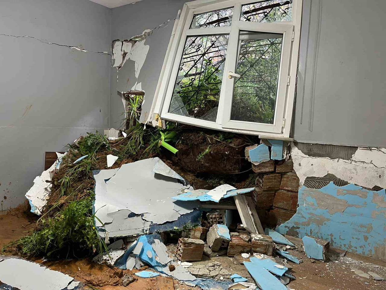 MALTEPE’DE MEYDANA GELEN TOPRAK KAYMASINDA TEK KATLI BİR EV DUVARLARI YIKILARAK KULLANILAMAZ HALE...