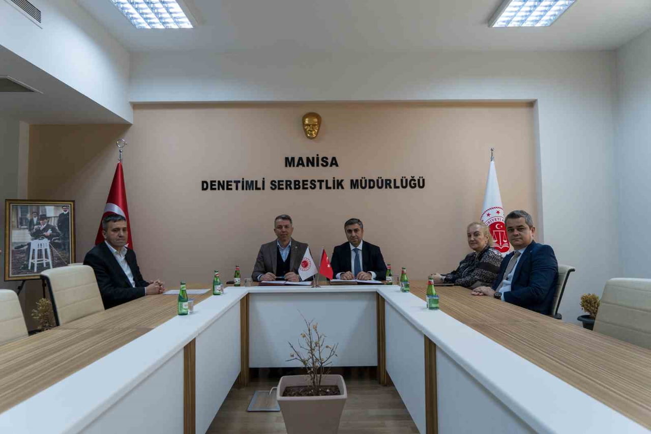 MANİSA'DA DENETİMLİ SERBESTLİK MÜDÜRLÜĞÜ İLE KIZILAY ARASINDA İMZALANAN PROTOKOLLE YÜKÜMLÜLER KAMU...