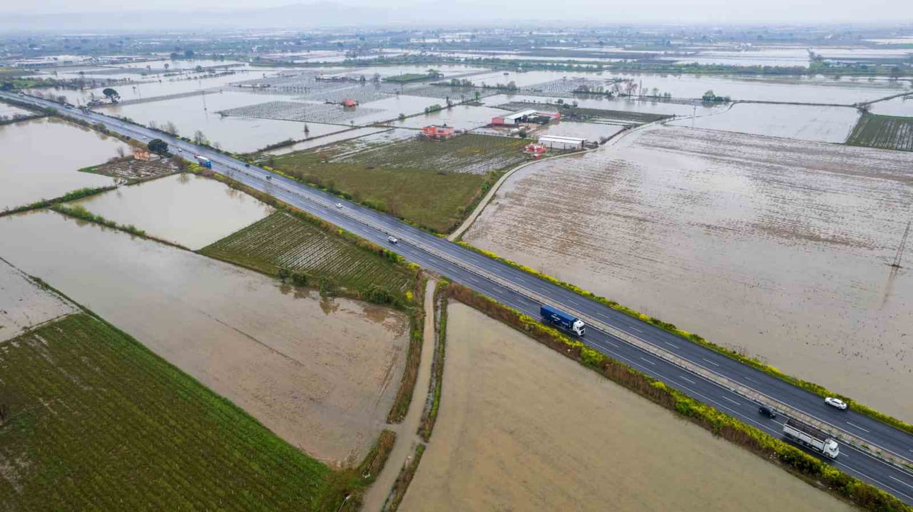 MANİSA'DA SON GÜNLERDE ARTAN AŞIRI YAĞIŞLAR SONRASI GEDİZ NEHRİ'NDE YAŞANAN TAŞKIN YERLEŞİM...