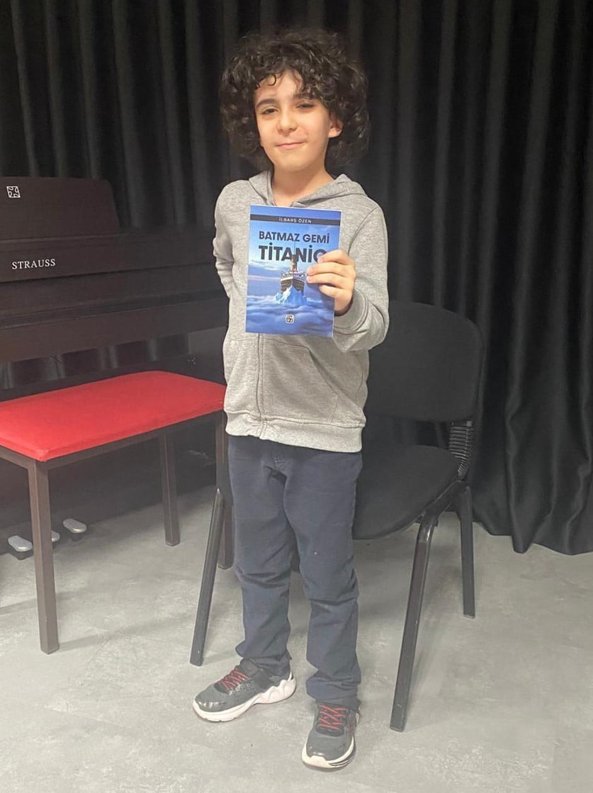 MANİSA'DA YAŞAYAN İLKOKUL 4. SINIF ÖĞRENCİSİ İLBARS ÖZEN, HENÜZ 9 YAŞINDAYKEN KALEME ALDIĞI...