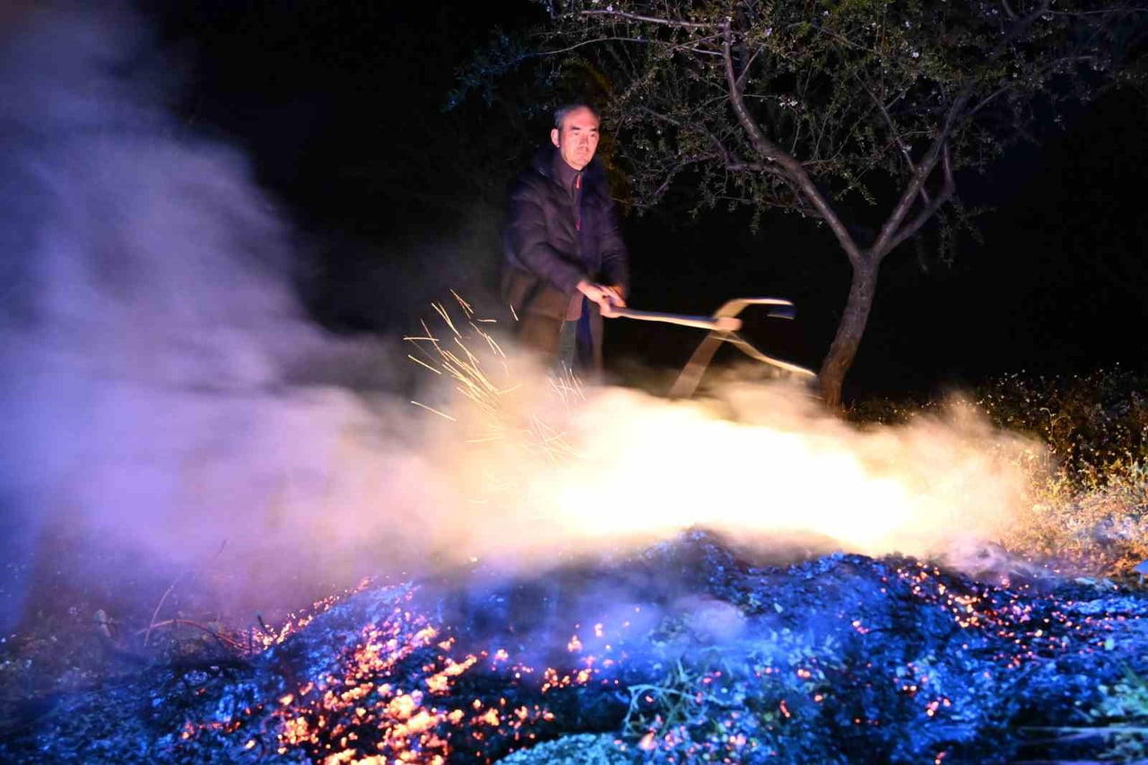 MANİSA'NIN DEMİRCİ İLÇESİNDE HAVA SICAKLIKLARININ SIFIRIN ALTINDA 3 DERECEYE KADAR DÜŞMESİYLE...