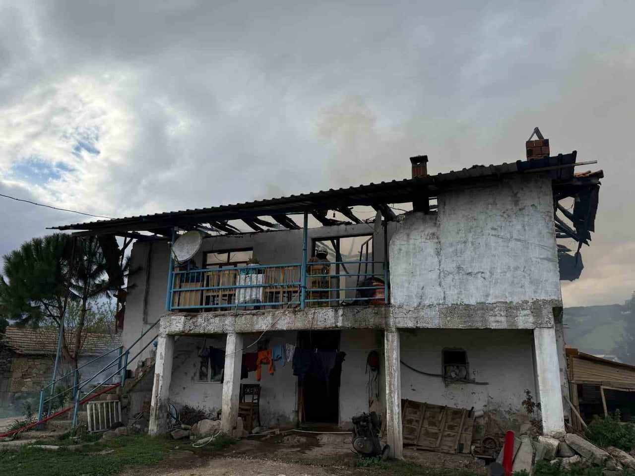 MANİSA'NIN SELENDİ İLÇESİNDE BAĞLI KIRSAL YILDIZ MAHALLESİ KUSURU SOKAK’TA 2 KATLI BİR EVDE ÇIKAN...