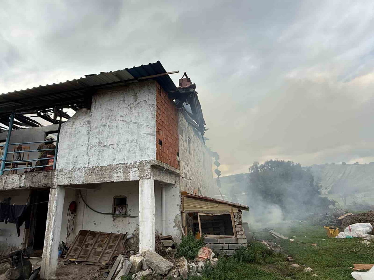 MANİSA'NIN SELENDİ İLÇESİNDE BAĞLI KIRSAL YILDIZ MAHALLESİ KUSURU SOKAK’TA 2 KATLI BİR EVDE ÇIKAN...