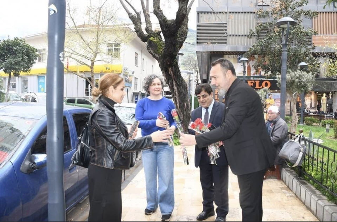 MANİSA AĞRILILAR DERNEĞİ, AĞRI’NIN PLAKA KODU OLAN 04’TEN YOLA ÇIKARAK KUTLANAN ‘DÜNYA AĞRILILAR...
