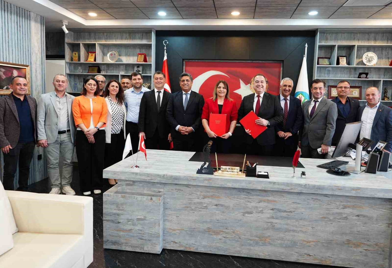 MANİSA BÜYÜKŞEHİR BELEDİYE BAŞKANI BESİM DUTLULU, DİSK/GENEL-İŞ SENDİKASI İLE İMZALANAN YENİ...