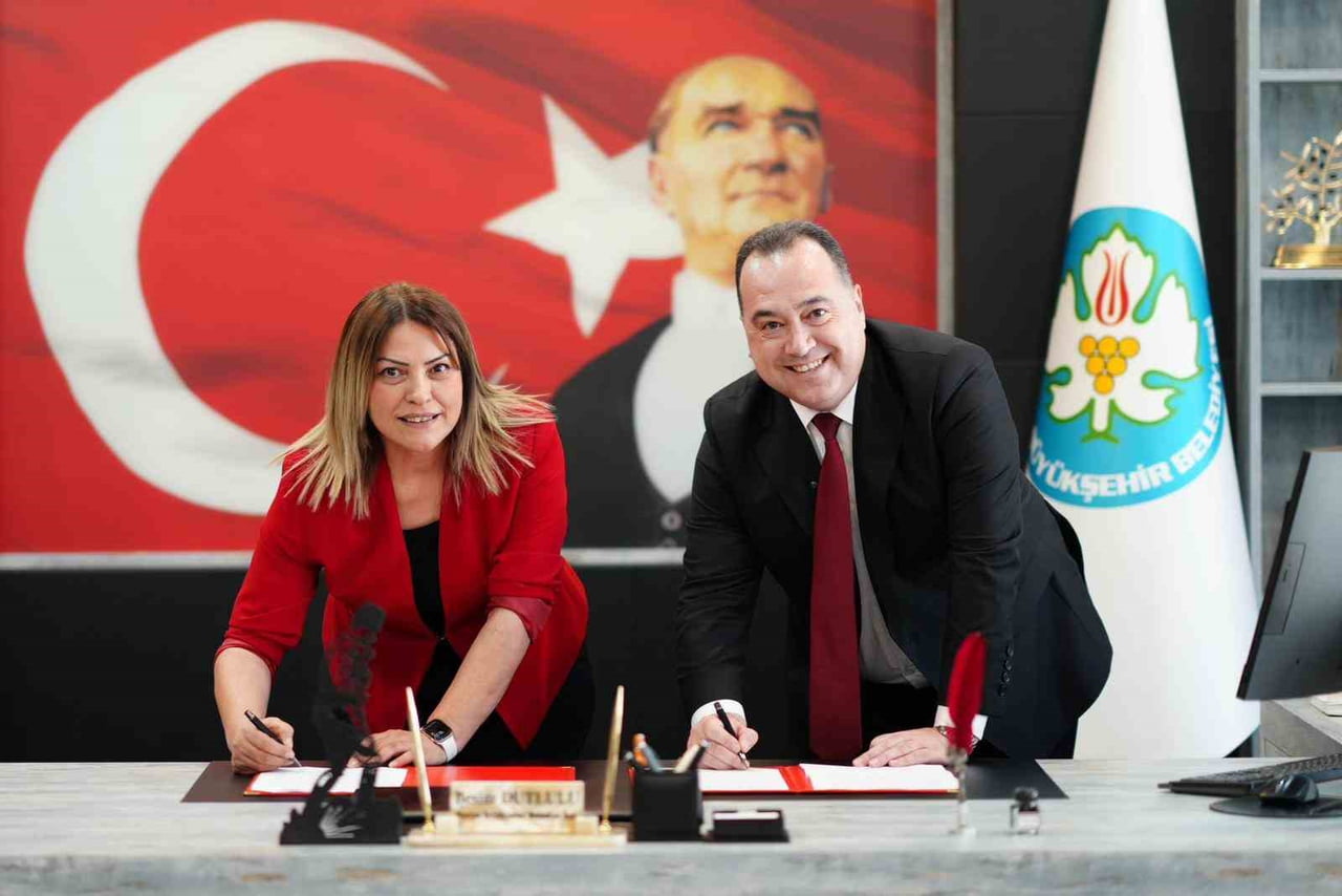 MANİSA BÜYÜKŞEHİR BELEDİYE BAŞKANI BESİM DUTLULU, DİSK/GENEL-İŞ SENDİKASI İLE İMZALANAN YENİ...