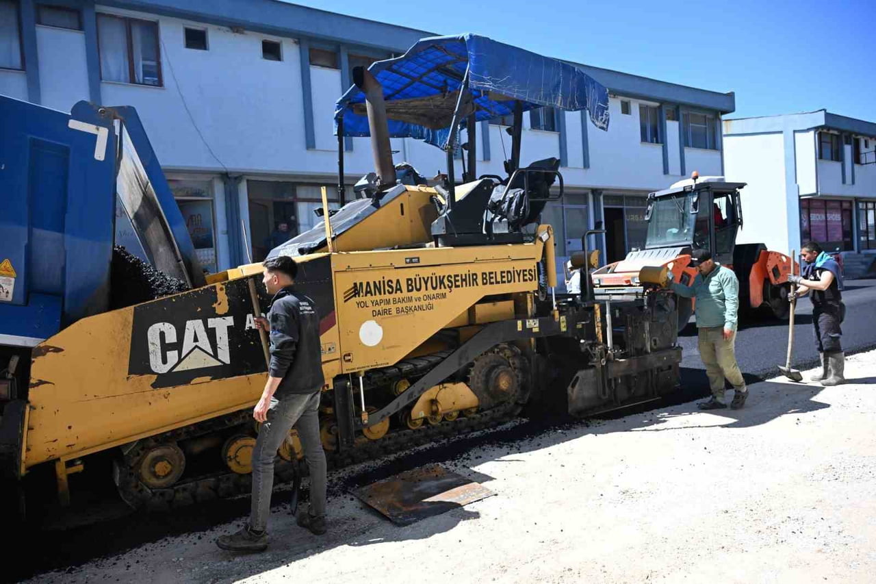 MANİSA BÜYÜKŞEHİR BELEDİYESİ, KULA AYAKKABICILAR SİTESİ’NDE YAĞIŞLAR NEDENİYLE ARA VERİLEN ASFALT...