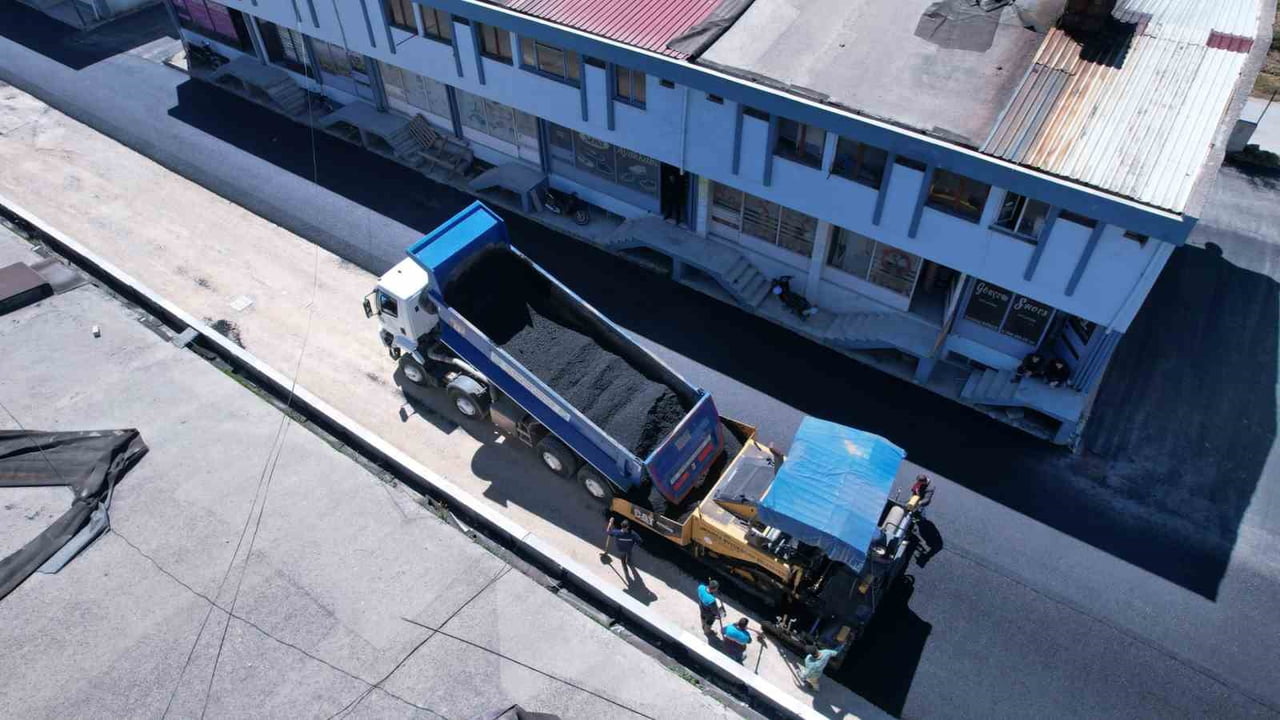 MANİSA BÜYÜKŞEHİR BELEDİYESİ, KULA AYAKKABICILAR SİTESİ’NDE YAĞIŞLAR NEDENİYLE ARA VERİLEN ASFALT...