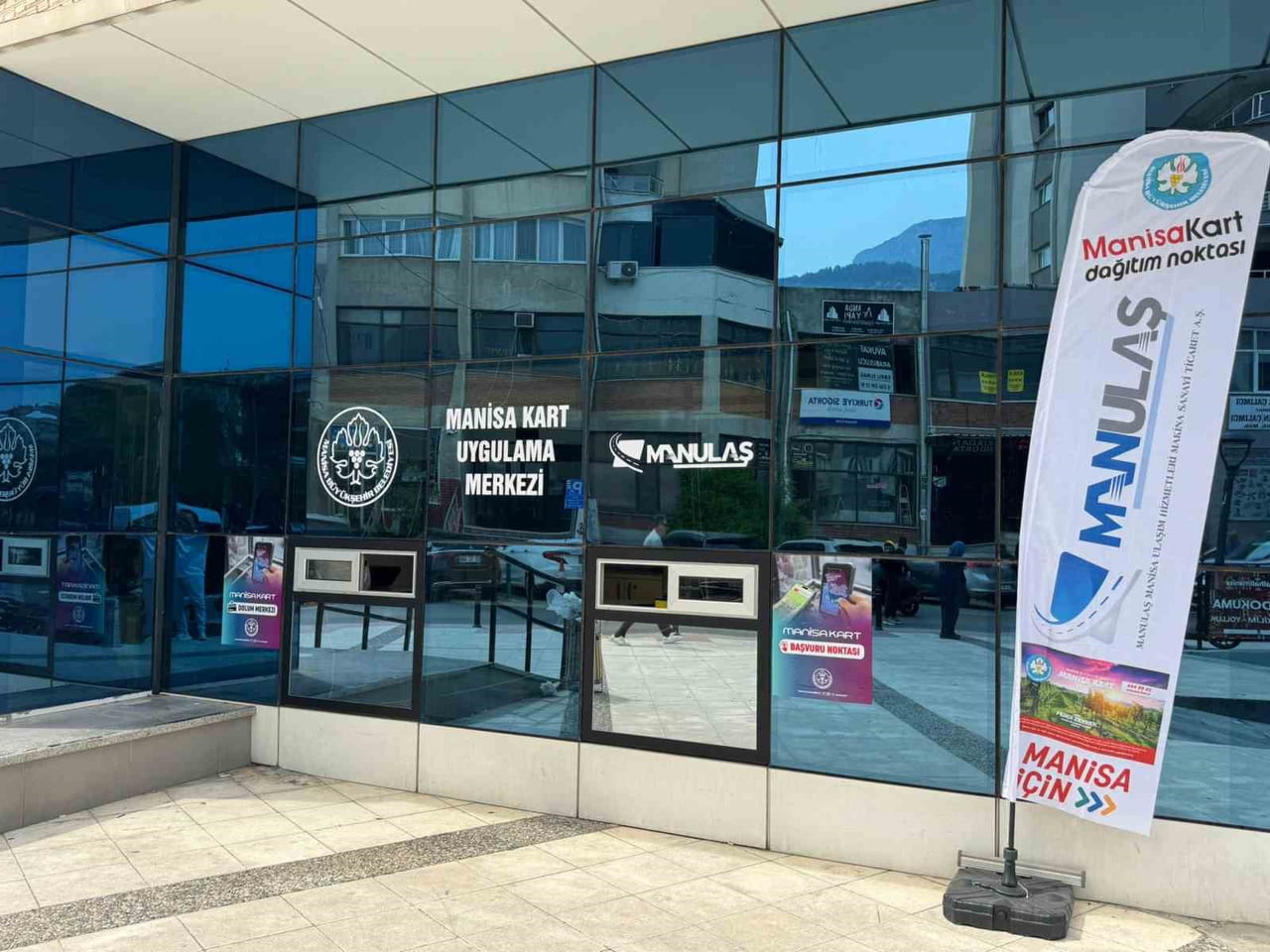 MANİSA BÜYÜKŞEHİR BELEDİYESİ, VATANDAŞLARIN TOPLU ULAŞIM HİZMETLERİNDEN DAHA HIZLI VE KOLAY...