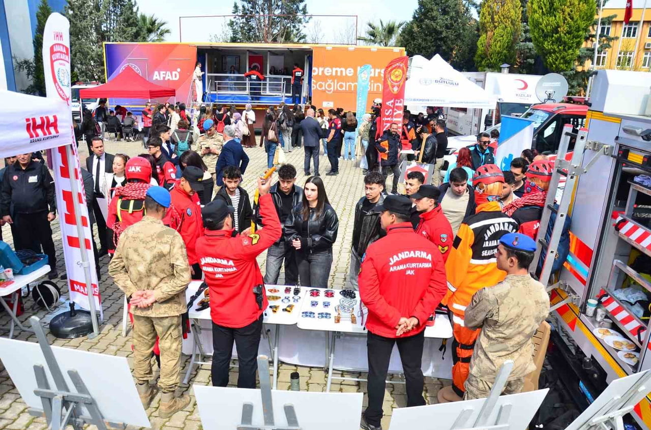 MANİSA CELAL BAYAR ÜNİVERSİTESİ’NDE DÜZENLENEN "AFETLERDE İNSAN OLMAK" SEMPOZYUMUNDA, AFETLERİN...