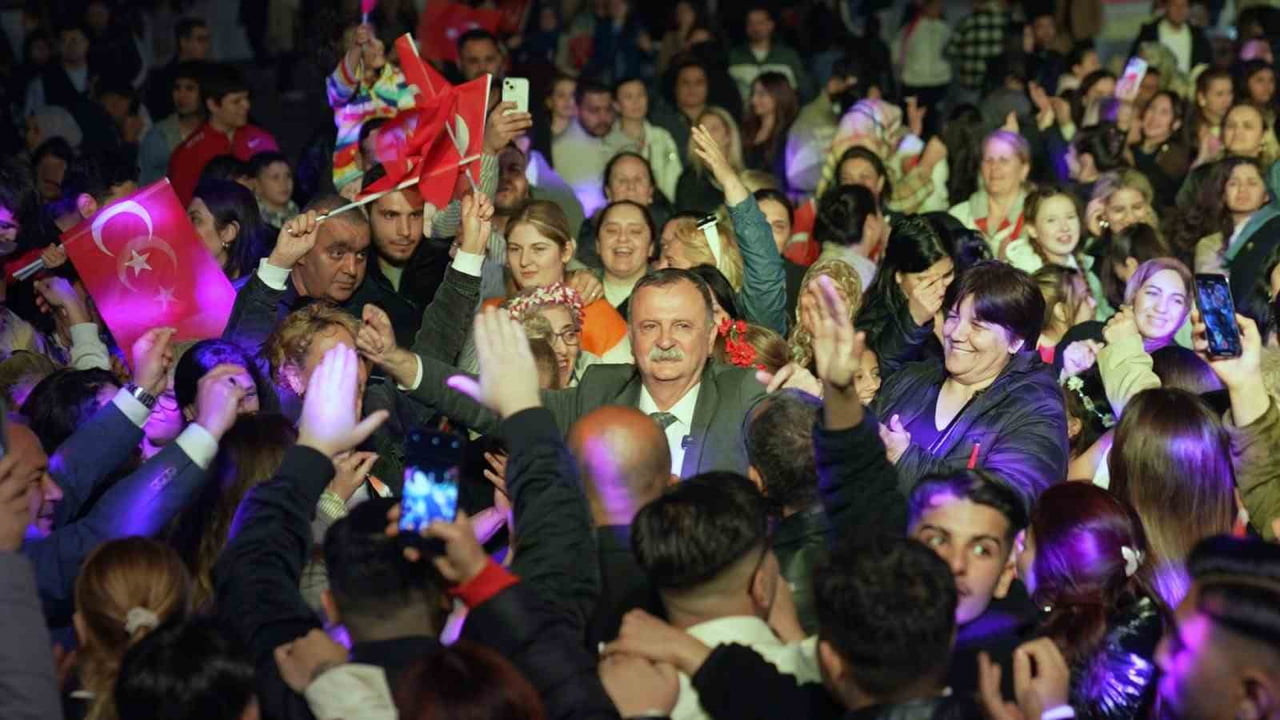 MANİSA’DA 8 NİSAN DÜNYA ROMANLAR GÜNÜ KAPSAMINDA DÜZENLENEN ROMANLAR GECESİ, YUNUSEMRE BELEDİYESİ...