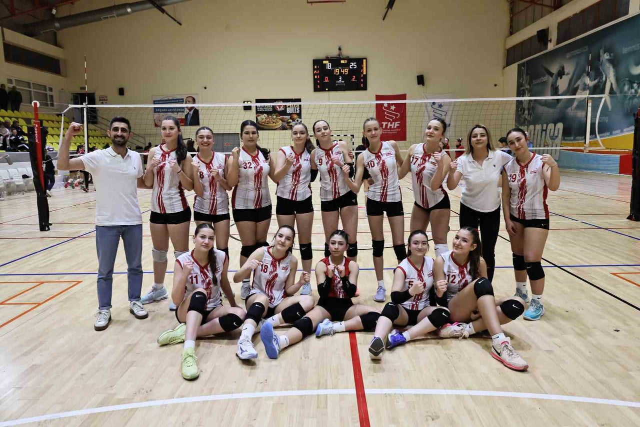 MANİSA’DA DÜZENLENEN KULÜPLER ARASI VOLEYBOL YILDIZ KIZLAR İL ŞAMPİYONASI’NDA DEĞERLİ ZAMANLAR...