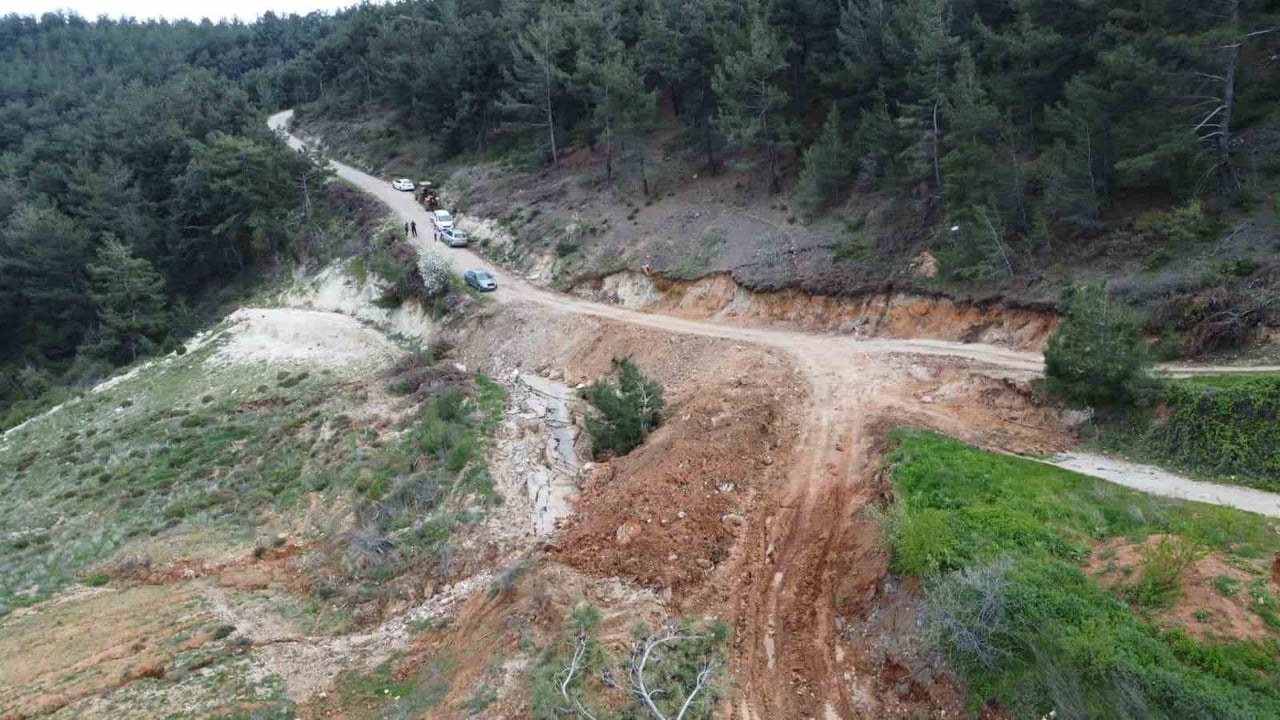 MANİSA’DA ETKİLİ OLAN YOĞUN YAĞIŞLARIN ARDINDAN MEYDANA GELEN HEYELAN, ŞEHZADELER İLÇESİNE BAĞLI...