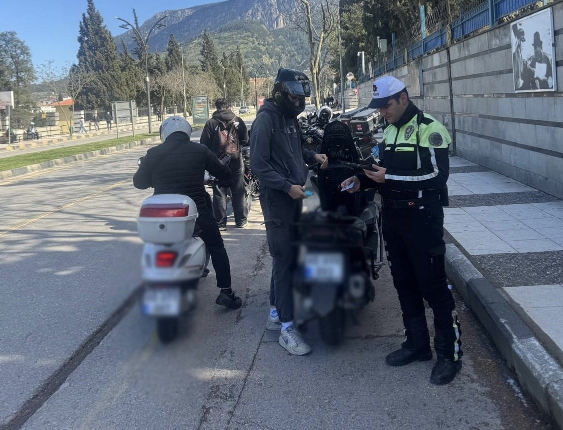 MANİSA İL EMNİYET MÜDÜRLÜĞÜ TARAFINDAN İL GENELİNDE GERÇEKLEŞTİRİLEN GENİŞ KAPSAMLI MOTOSİKLET...