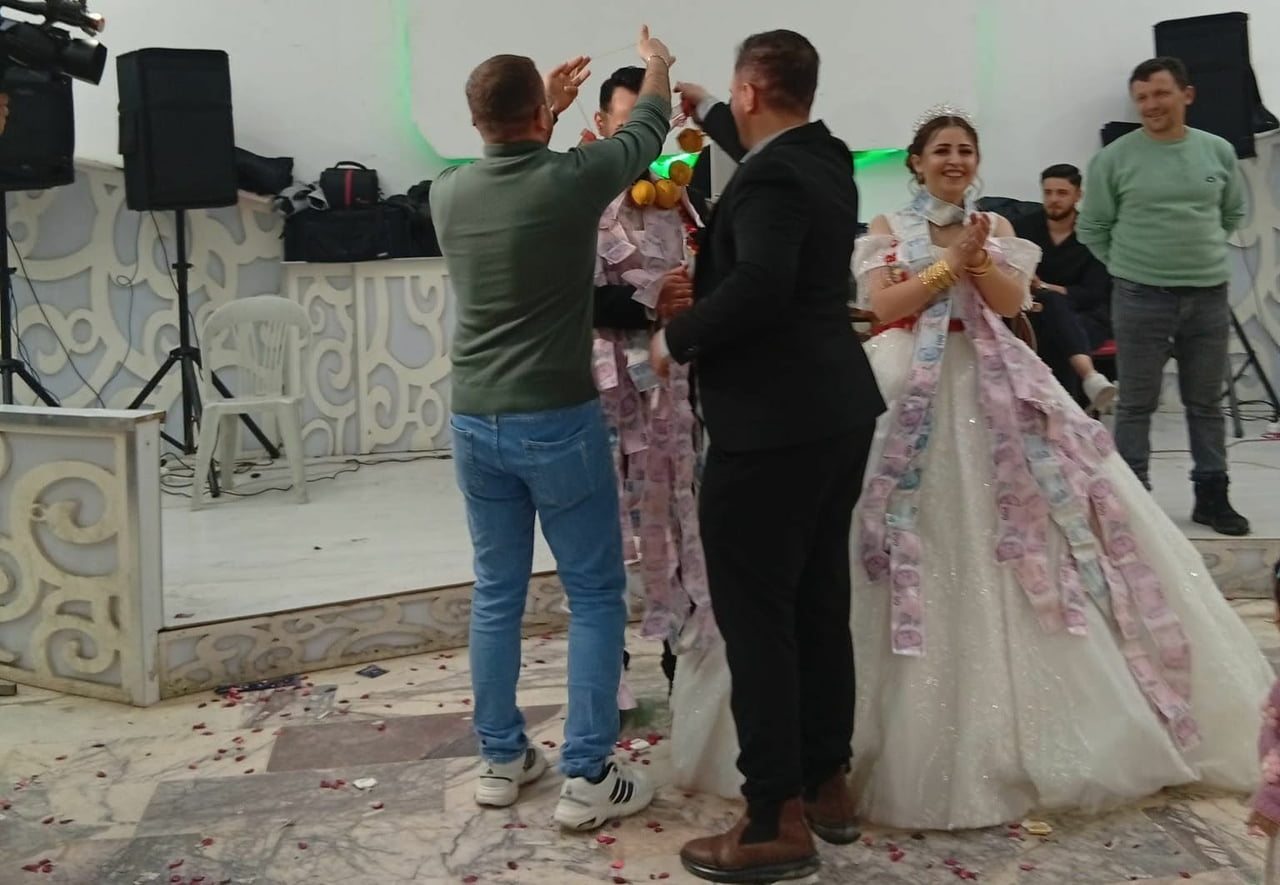 MANİSA’NIN GÖRDES İLÇESİNDE DÜZENLENEN DÜĞÜNDE DAMADA TAKILAN TAKI HERKESİ GÜLDÜRDÜ. ARKADAŞLARI...