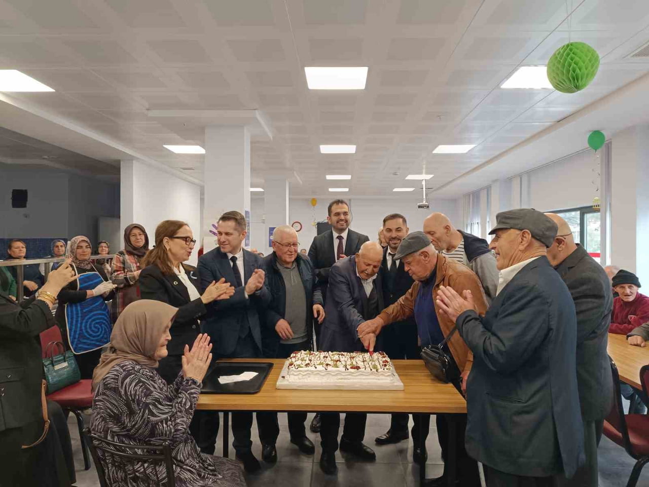 MANİSA’NIN GÖRDES İLÇESİNDE HUZUREVİ SAKİNLERİNE YÖNELİK DÜZENLENEN KAPSAMLI SAĞLIK TARAMASINDA...